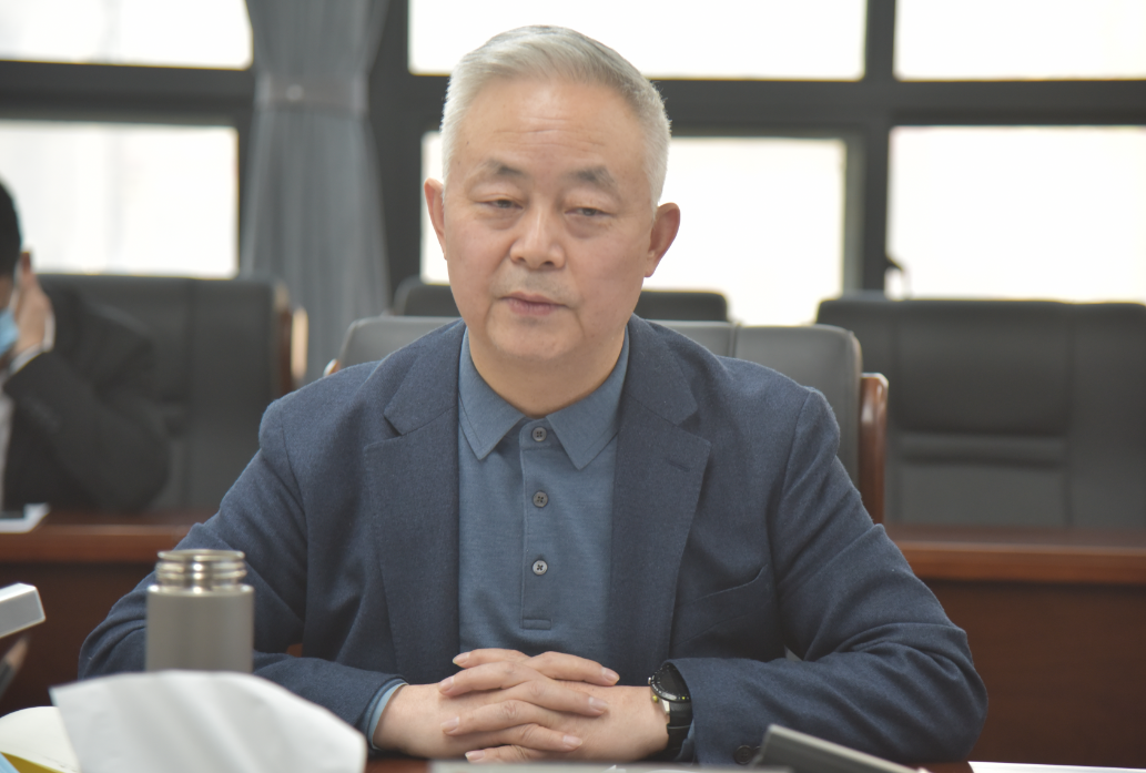 陜鋼集團(tuán)黨委理論學(xué)習(xí)中心組學(xué)習(xí)中省紀(jì)委二次全會(huì)精神、省政府工作報(bào)告、陜煤集團(tuán)三屆二次職代會(huì)精神
