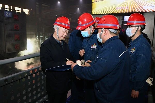 螺紋鋼也有高科技、有硬核技術(shù)含量——楊海峰對(duì)龍鋼公司“5#連鑄機(jī)—棒材一線直軋改造項(xiàng)目”進(jìn)行現(xiàn)場調(diào)研