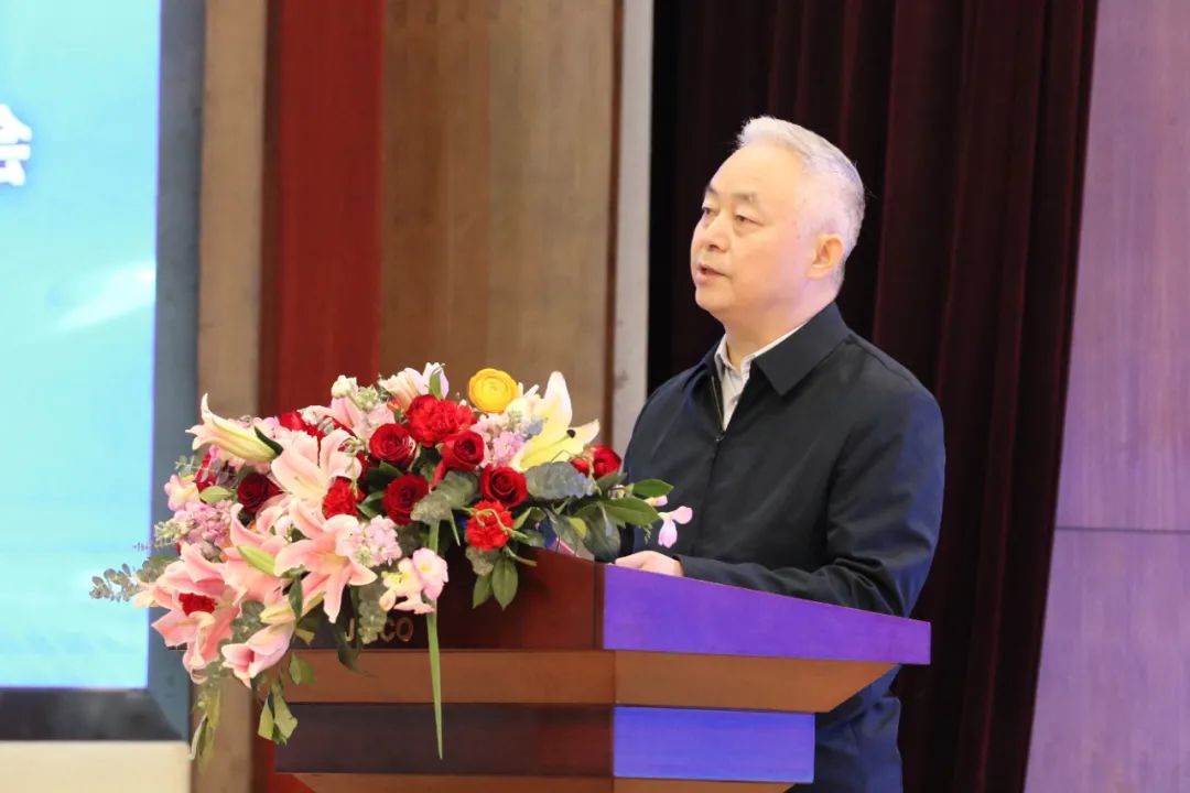 楊海峰在第七屆陜晉甘川（寧青新）建筑鋼企高峰論壇會議上指出：應對新變化、構筑新優(yōu)勢、為西部經(jīng)濟社會發(fā)展貢獻出新的更大力量！