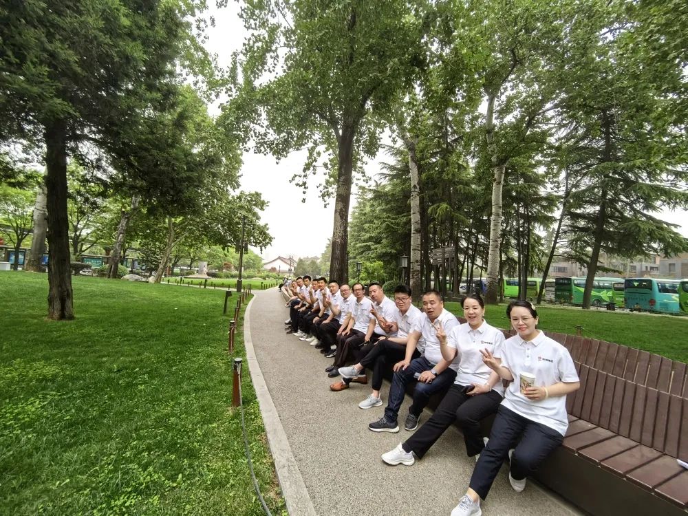 陜鋼集團(tuán)職工療休養(yǎng)項目首團(tuán)啟程 陜鋼集團(tuán)職工療休養(yǎng)項目首團(tuán)啟程