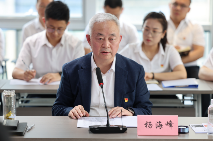 楊海峰到信息化中心黨支部開展《習(xí)近平著作選讀》第一卷、第二卷宣講