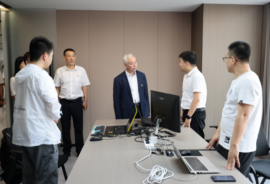 楊海峰到信息化中心黨支部開展《習(xí)近平著作選讀》第一卷、第二卷宣講