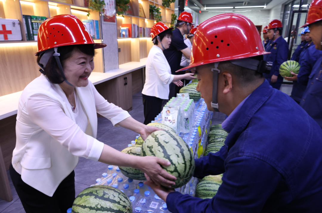 陜煤集團工會副主席楊永紅到漢鋼公司為一線干部職工“送清涼”并調(diào)研
