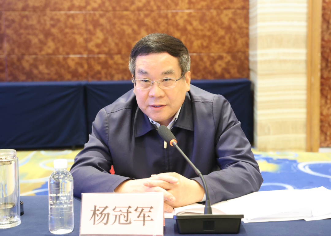 楊冠軍：要堅(jiān)持結(jié)構(gòu)優(yōu)化調(diào)整，立足我省現(xiàn)狀、前瞻布局未來(lái)——省鋼鐵深加工產(chǎn)業(yè)鏈調(diào)研座談會(huì)在陜鋼集團(tuán)召開