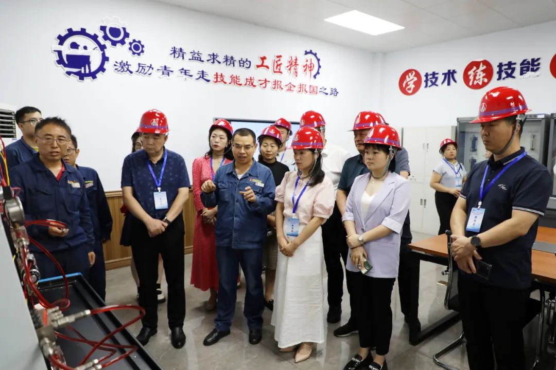 陜西省縣（區(qū)）產(chǎn)業(yè)工人隊(duì)伍建設(shè)改革現(xiàn)場(chǎng)觀(guān)摩團(tuán)走進(jìn)陜鋼集團(tuán)龍鋼公司