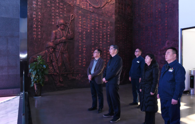陜西省總工會(huì)黨組成員、副主席王占軍一行到陜鋼集團(tuán)龍鋼公司慰問調(diào)研