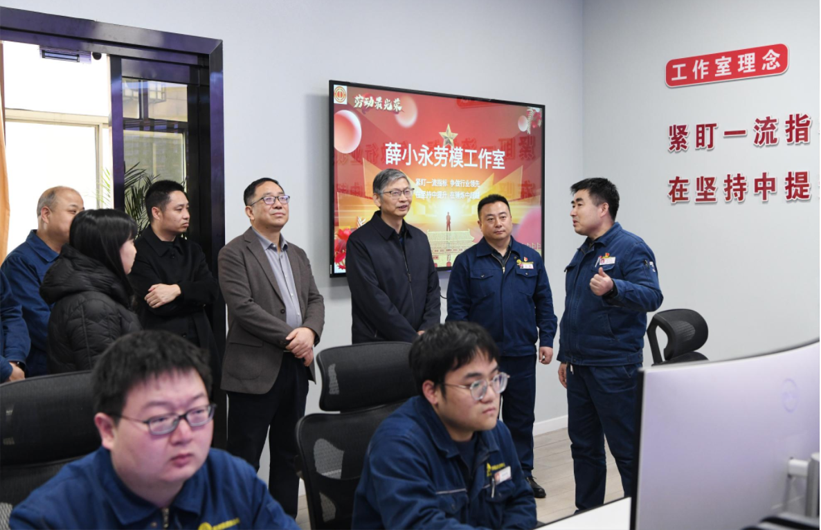 陜西省總工會(huì)黨組成員、副主席王占軍一行到陜鋼集團(tuán)龍鋼公司慰問調(diào)研
