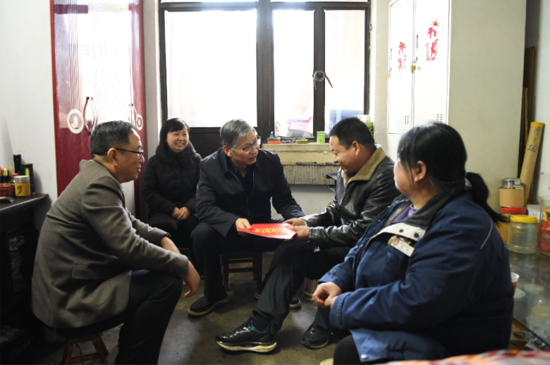 陜西省總工會(huì)黨組成員、副主席王占軍一行到陜鋼集團(tuán)龍鋼公司慰問調(diào)研